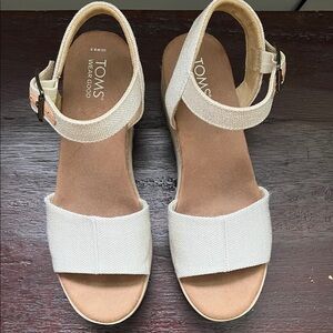 TOMS Women's Tan and Cream Sandals 8 1/2